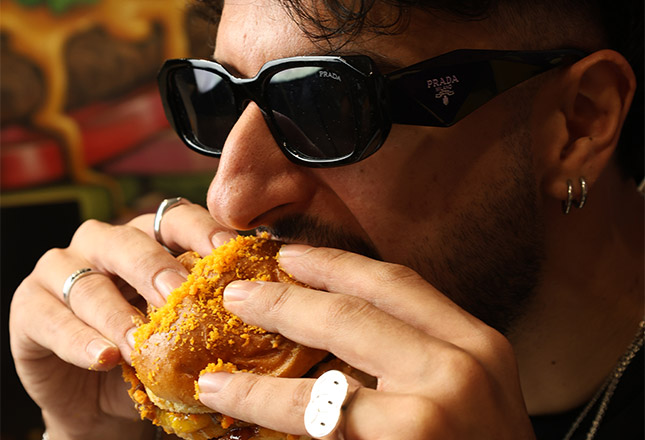 hombre-comiendo-una-hamburguesa-en-anuncio-de-marca
