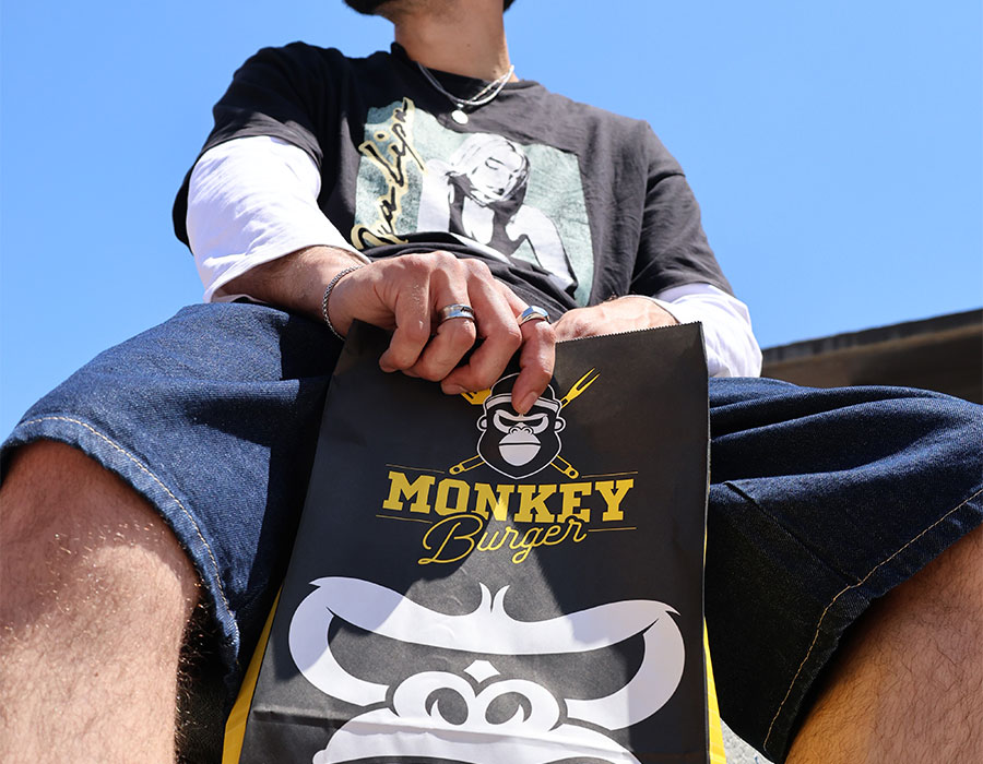 hombre-sujetando-una-bolsa-de-monkey-burger